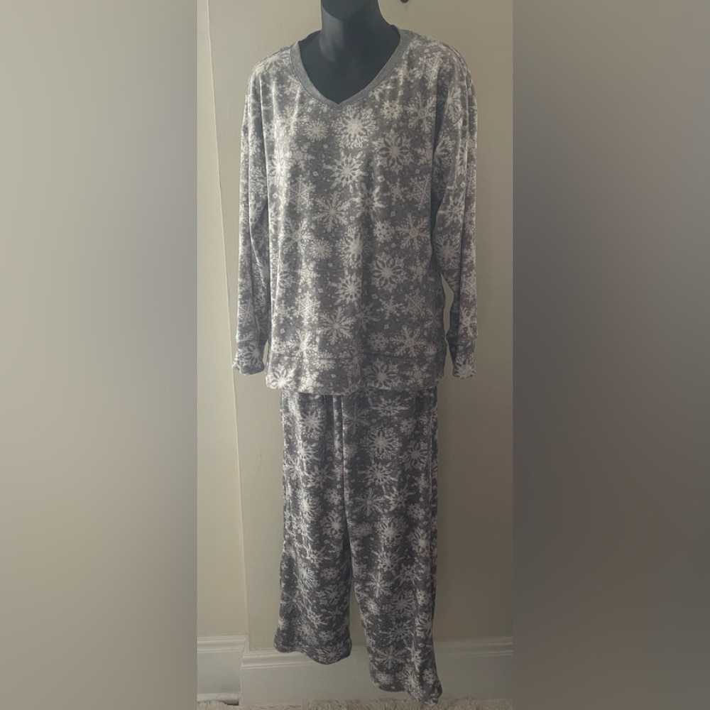 Nautica Gray & Cream Snowflake Patterned Sleepwear Set Size Medium